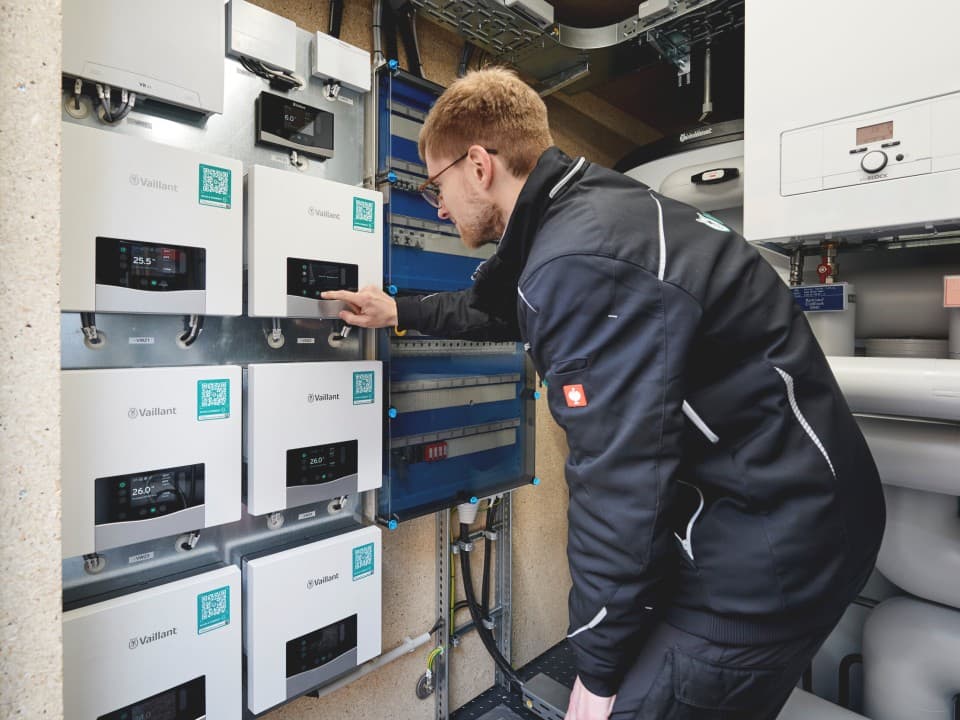 Mann nimmt Wärmepumpe in Betrieb