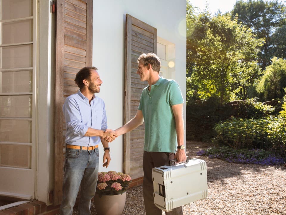 Fachhandwerker und Kunde während des händeschüttelns
